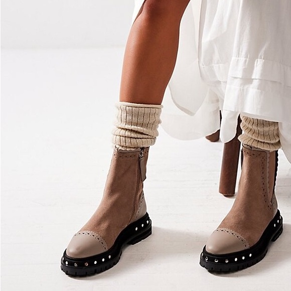 New Free People Tate Studded Chelsea Boots Oyster - Picture 2 of 8